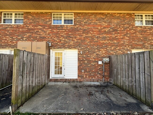 Building Photo - 133 Walker St