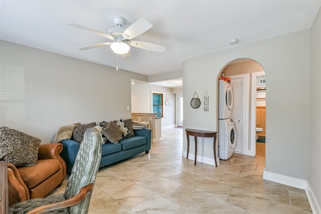 Building Photo - 818 11th St