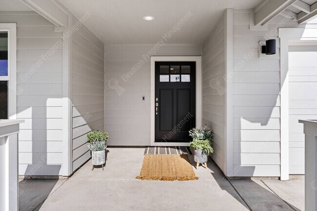 Building Photo - 3BR - 2BA Modern Living in a Quiet Cul-de-Sac