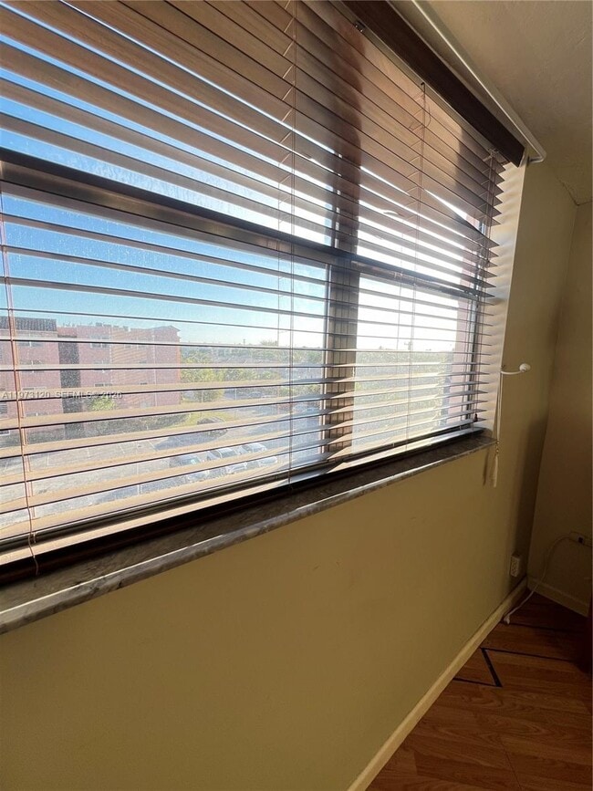 Building Photo - 2851 Somerset Dr