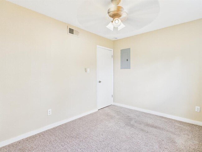 Building Photo - 2302 East Side Dr