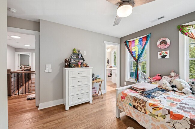 Building Photo - Luxury 5 Bed, 3.5 Bath Home on Large Lot !...