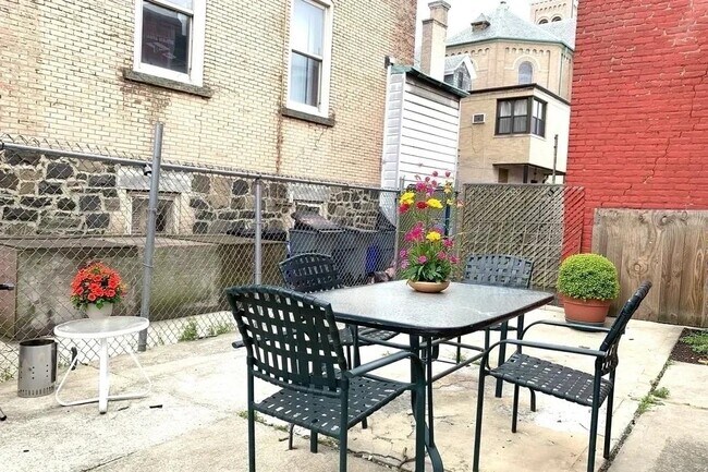 Building Photo - 43 Manhattan Ave