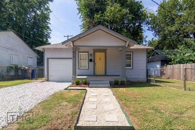 Building Photo - MOVE IN SPECIAL!!