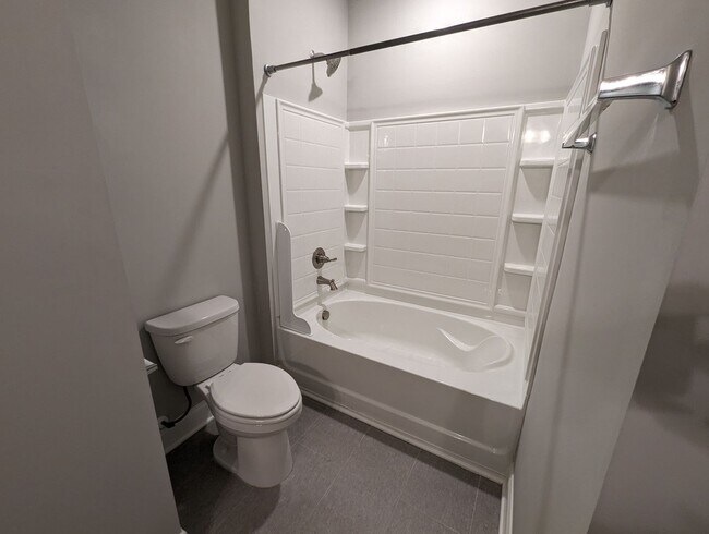 Building Photo - AVAILABLE NOW! 2-Bed/2-Bath Condo in Franklin