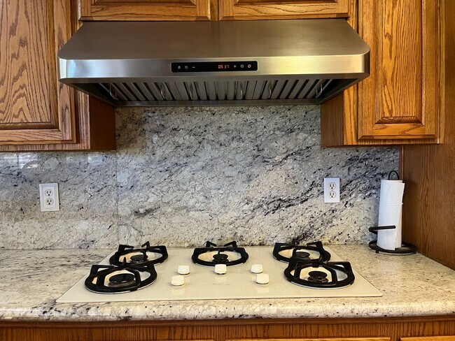 Building Photo - 4-Bedroom Home in Hesperia!