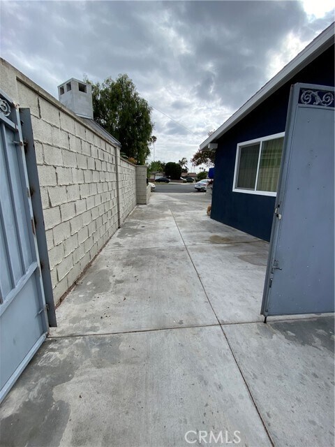 Building Photo - 1653 W Chateau Pl