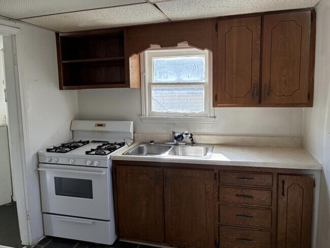 Building Photo - 1049 E Oak St