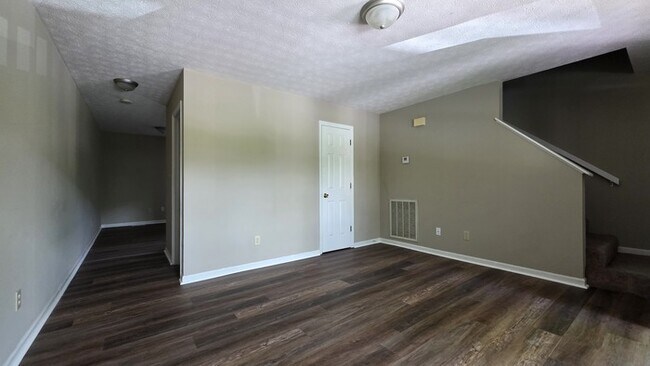 Building Photo - Townhouse in Mayflower Apartments