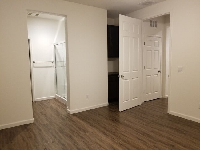 Building Photo - Beautiful Home - Like New Condition- Move in Ready