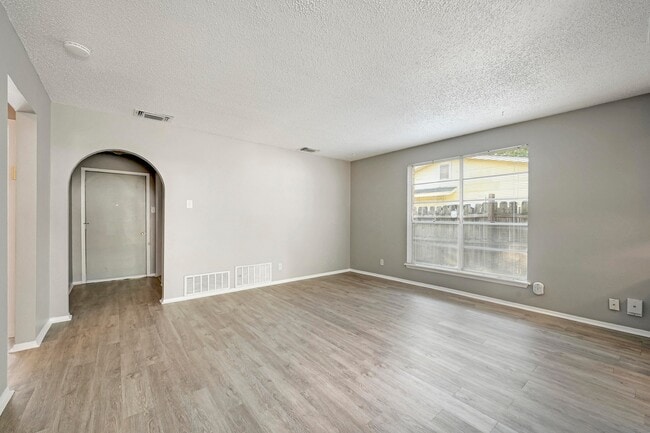 Building Photo - 2105 Darwin Dr