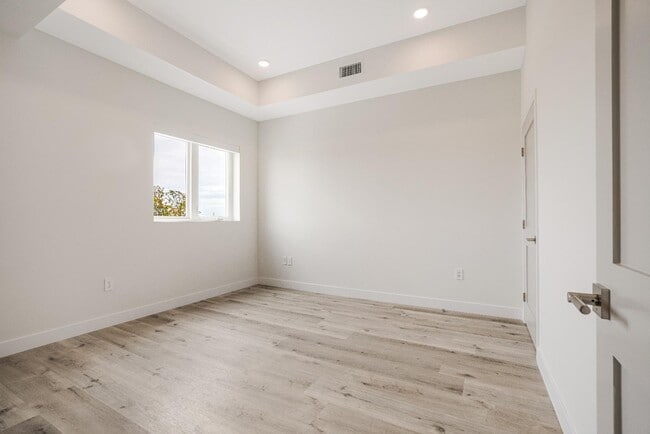 Building Photo - 3308 Mentone Ave