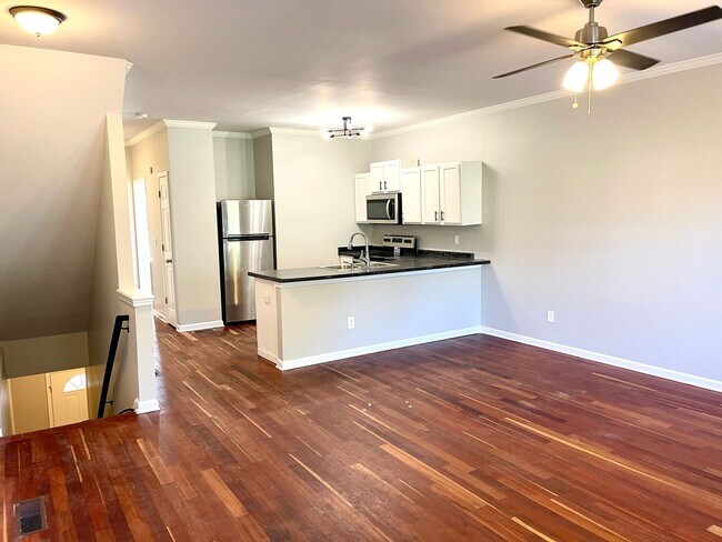 Building Photo - Welcome to this stunning 3-bedroom, 3-bathroom townhome located in the vibrant city of Atlanta, GA.