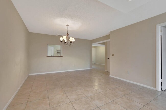 Building Photo - 6732 Canary Palm Cir