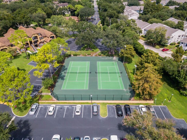 Building Photo - 1/1 Condo in GATED ~ LAKEFRONT community i...