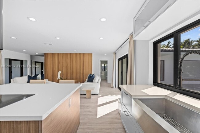 Building Photo - 116 W 1st Ct