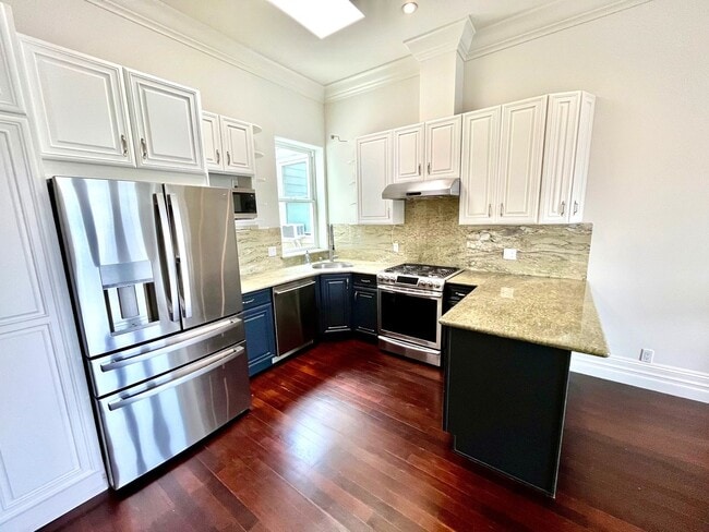 Building Photo - SPECTACULAR, TOP FLOOR 2 BED/2 BATH MISSIO...