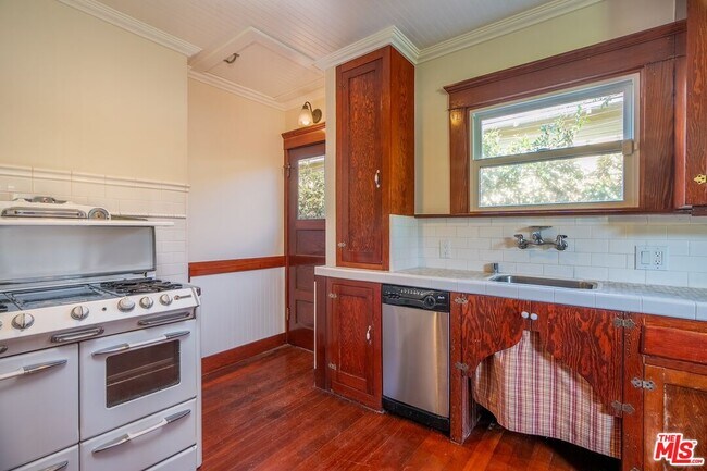 Building Photo - 4253 Fountain Ave