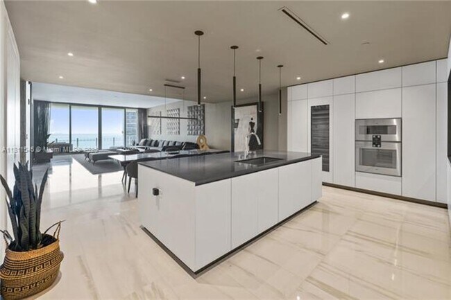 Building Photo - 300 Biscayne Blvd Way