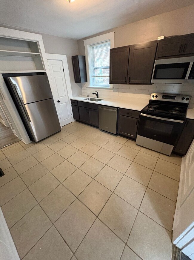 Building Photo - Christy 1