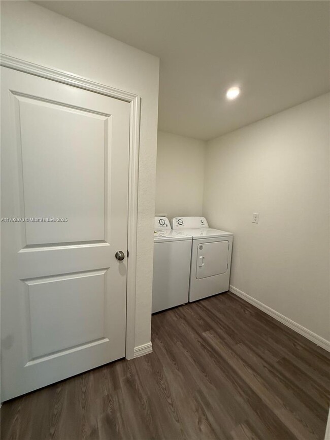 Building Photo - 858 Friendship Cir