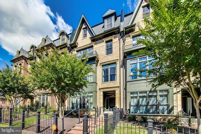 Building Photo - 10821 Symphony Park Dr