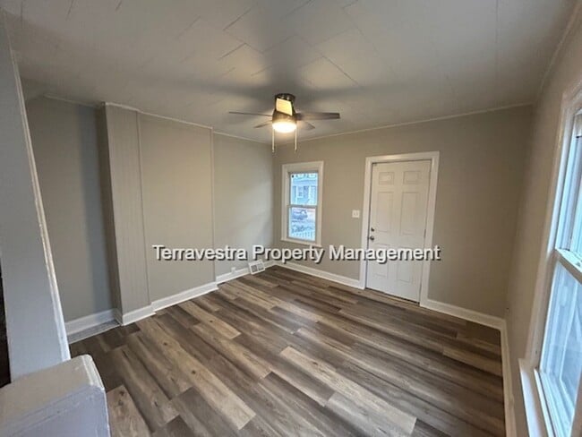 Building Photo - Lovely Renovated 3 Bed with parking! Eligible for $500 Security Deposit.