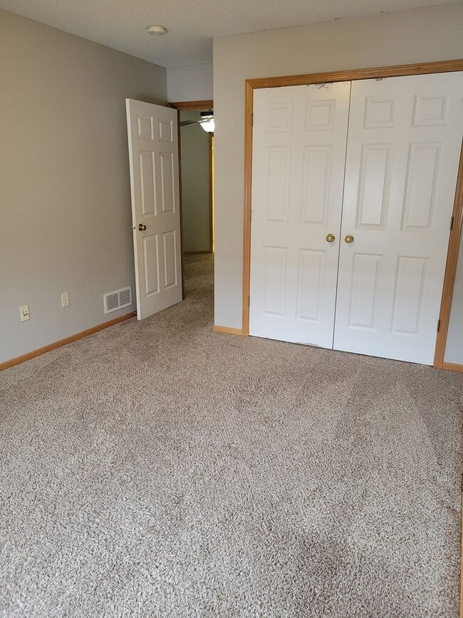 Building Photo - Middle Unit Townhouse