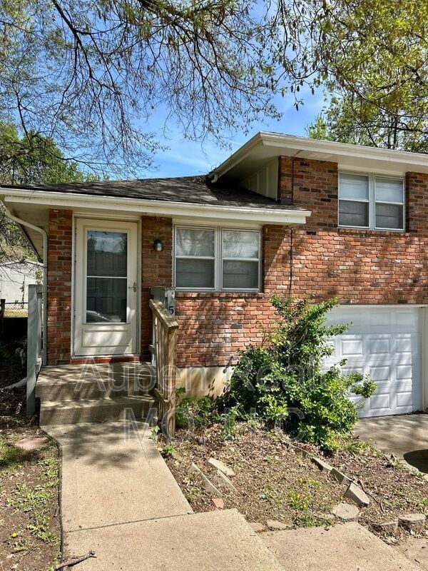 Building Photo - 516 E Short Ave