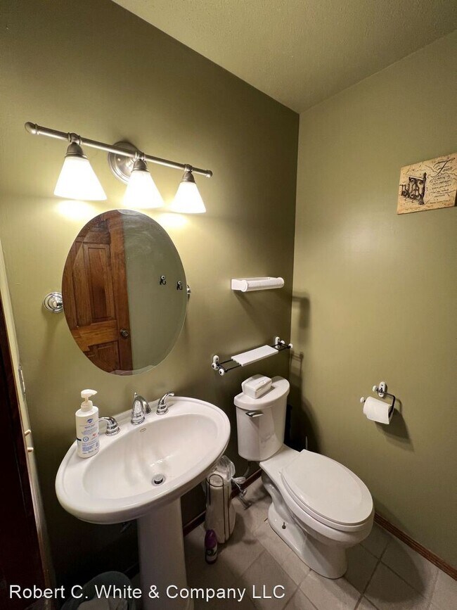 Building Photo - 2 br, 1.5 bath House - 33 Sherman Lane