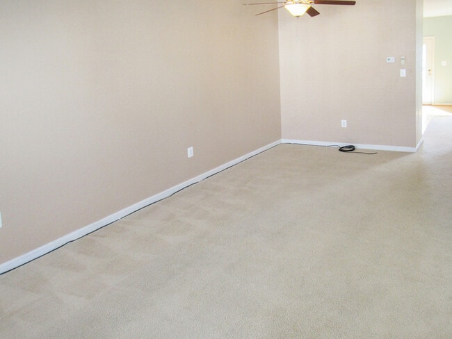 Building Photo - 3 Level Inner Town Home with 1 Car Garage ...