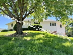 Building Photo - Custom Home in Liberty with 3rd Non-conforming Bedroom