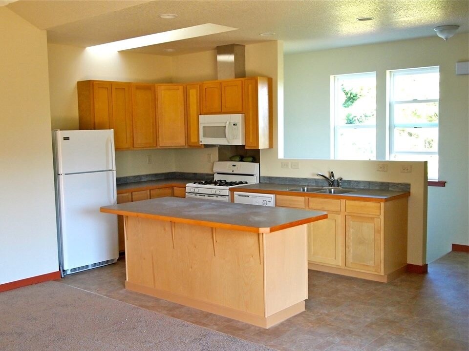 Kitchen:Island with room for stools, Skylight & window Fridge, Range, Dishwasher, Microwave - 6924 SE 108th Ave
