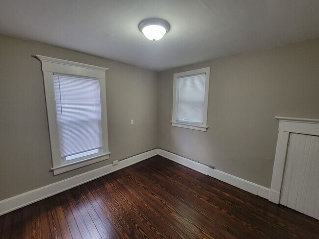 Building Photo - Moore 307 - I2I