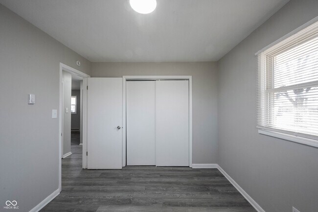 Building Photo - 570 US-52