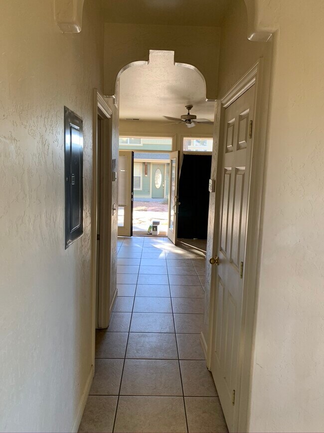 Primary Photo - 1461 E Turney Dr
