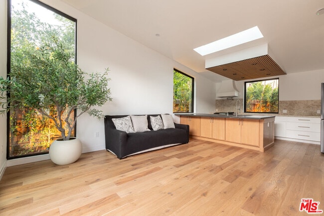 Building Photo - 1095 Chula Vista Pl