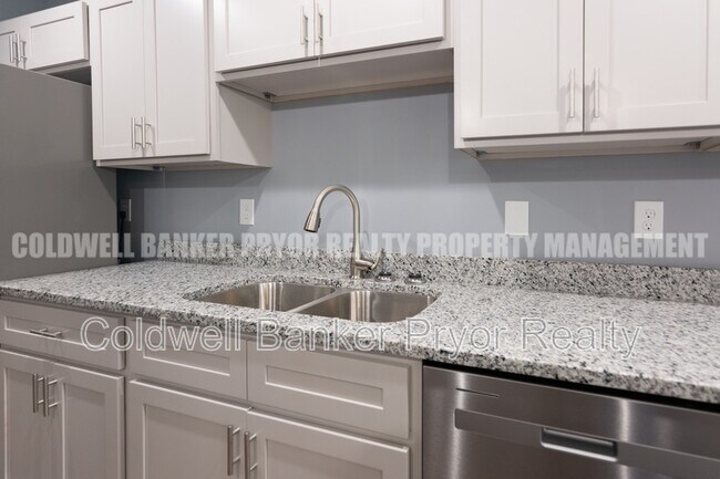 Building Photo - 360 Main St