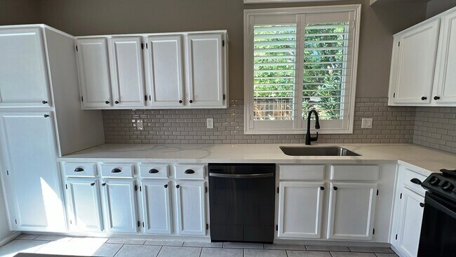 Building Photo - West Palmdale Home