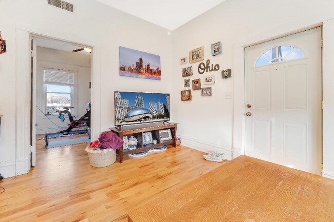 Building Photo - 1148 W Belmont Ave