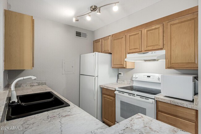 Building Photo - 8055 E Thomas Rd