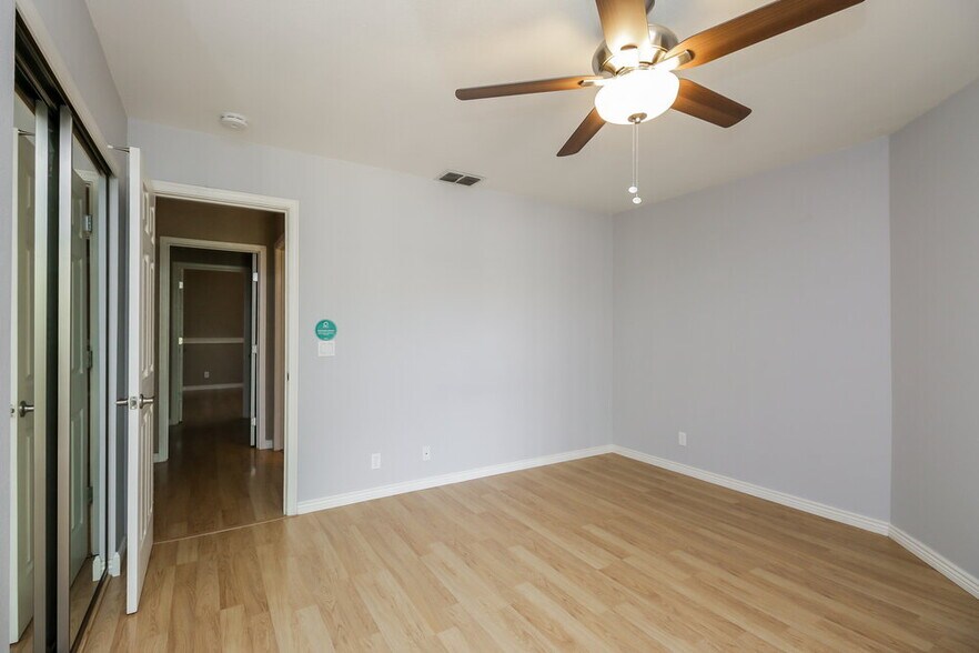 Building Photo - 921 S Val Vista Dr