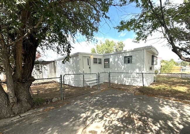 Primary Photo - 2 bedroom manufactured home in Elko with a...