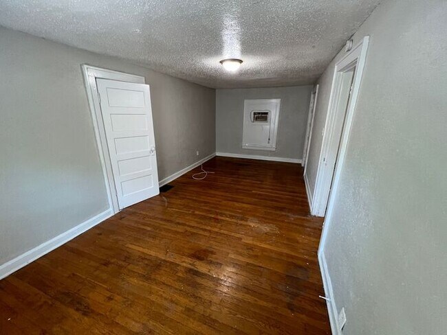 Building Photo - 3 Bed/1 Bath Home with Fenced Yard / Pet-Friendly / Vouchers Accepted / Coming Soon!