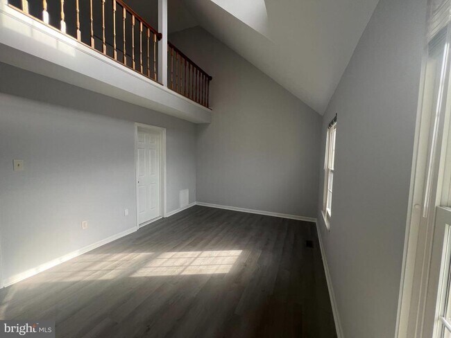 Building Photo - 3325 Midland Ct