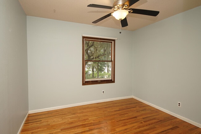 Building Photo - 223 S Bayshore Dr