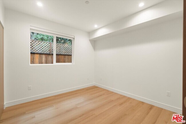 Building Photo - 11023 1/2 Blix St