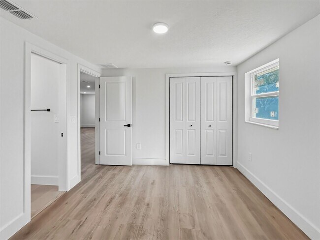 Building Photo - Spacious and Updated Home in Tampa! Move-in Ready | 2bed-1bath