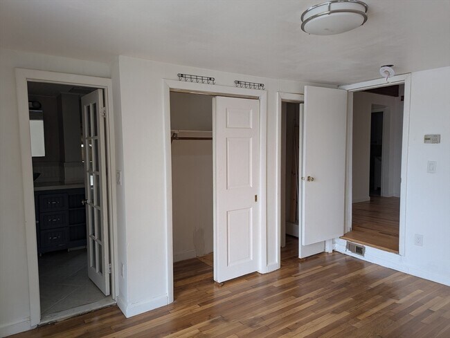 Building Photo - 144 Lake Shore Dr