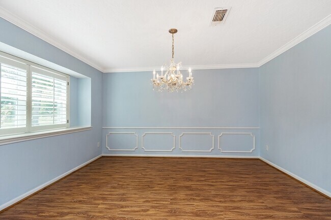 Building Photo - 5511 Greentree Dr